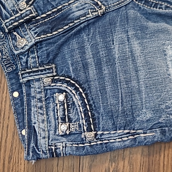 ADORABLE Miss Me Boyfriend Shorts! Cute Stitching Details ♥♥ Size 25 - Picture 2 of 8